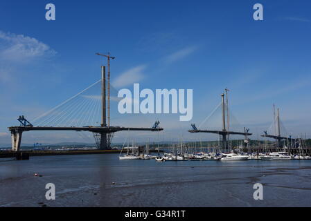 Edinburgh, Schottland, Vereinigtes Königreich, 08, Juni 2016. Queensferry Crossing im Bau, wie es von schottischen Schrank-Sekretärin für die Wirtschaft Keith Brown verkündet wurde, die die Öffnung ist nach dem Zieldatum Dezember 2016 wegen Schlechtwetter verschoben werden Bedingungen der Arbeit Credit: Ken Jack / Alamy Live News Stockfoto