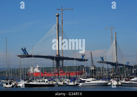 Edinburgh, Schottland, Vereinigtes Königreich, 08, Juni 2016. Queensferry Crossing im Bau, wie es von schottischen Schrank-Sekretärin für die Wirtschaft Keith Brown verkündet wurde, die die Öffnung ist nach dem Zieldatum Dezember 2016 wegen Schlechtwetter verschoben werden Bedingungen der Arbeit Credit: Ken Jack / Alamy Live News Stockfoto