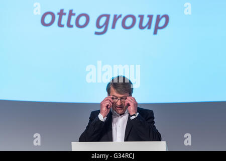 Hamburg, Deutschland. 25. Mai 2016. Ausgehende Otto Group CEO Hans-Otto Schrader spricht auf einer Pressekonferenz der Ergebnisse der deutschen Versandhandel und e-Commerce-Unternehmen in Hamburg, Deutschland, 25. Mai 2016. Alexander Birken soll Schrader als CEO ab 1. Januar 2017 gelingen. Foto: LUKAS SCHULZE/Dpa/Alamy Live News Stockfoto