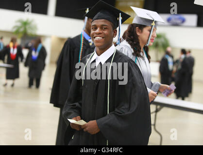 23. Mai 2016 ist - Lake Worth, FL, USA - Royal Palm Beach High School Student Damon Weaver von der High School Abschluss. Im Jahr 2009 als Damon Weaver nur in der 5. Klasse war eroberte er die Herzen der Menschen aus allen Teilen der Welt, als er Präsident Obama im Weißen Haus befragt. CARLINE JEAN/Personal Carline Jean... SOUTH FLORIDA HERAUS; KEINE MAGS; KEIN VERKAUF; KEIN INTERNET; KEIN FERNSEHER. (Kredit-Bild: © Sun-Sentinel über ZUMA Draht) Stockfoto