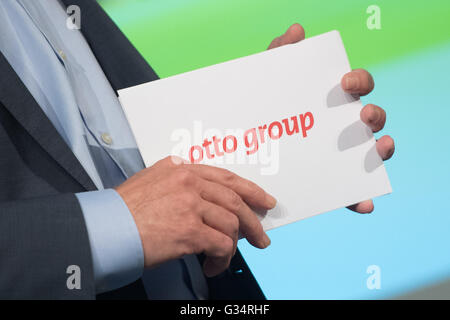 Hamburg, Deutschland. 25. Mai 2016. Ein Mann hält eine Karte mit der Otto Group-Schriftzug auf einer Pressekonferenz der Ergebnisse der deutschen Versandhandel und e-Commerce-Unternehmen in Hamburg, Deutschland, 25. Mai 2016. Foto: LUKAS SCHULZE/Dpa/Alamy Live News Stockfoto