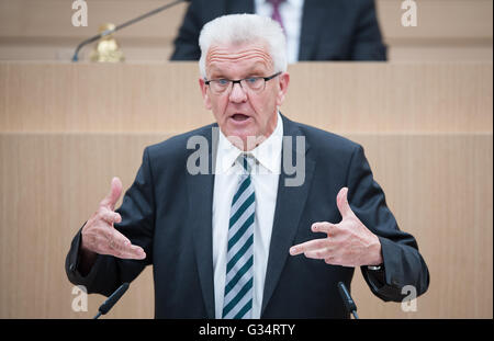 Stuttgart, Deutschland. 8. Juni 2016. Winfried Kretschmann, Premier von dem deutschen Bundesland Baden-Württemberg, spricht auf dem Landtag von Baden-Württemberg in Stuttgart, Deutschland, 8. Juni 2016. Foto: CHRISTOPH SCHMIDT/Dpa/Alamy Live News Stockfoto