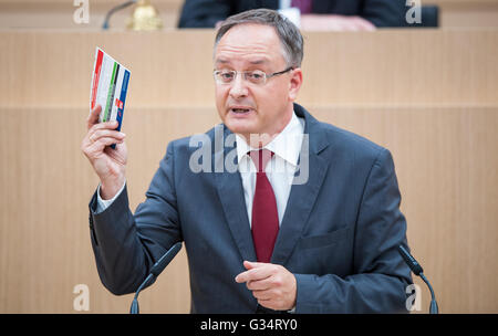 Stuttgart, Deutschland. 8. Juni 2016. Andreas Stoch, Führer der Sozialdemokratischen Partei (SPD)-Fraktion im Landtag Baden-Württemberg hält ein Stück Papier, das liest "Phrasen-Generator" (lit. Phrase Generator) als er in den Landtag von Baden-Württemberg in Stuttgart, Deutschland, 8. Juni 2016 spricht. Foto: CHRISTOPH SCHMIDT/Dpa/Alamy Live News Stockfoto