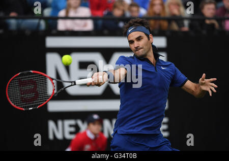 Stuttgart, Deutschland. 8. Juni 2016. Schweizer Roger Federer in Aktion gegen Taylor Fritz der USA in ihrem zweiten Vorrundenspiel bei der ATP-Tennisturnier in Stuttgart, Deutschland, 8. Juni 2016. Foto: MARIJAN MURAT/Dpa/Alamy Live News Stockfoto