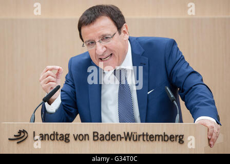 Stuttgart, Deutschland. 8. Juni 2016. Wolfgang Reinhart, Führer der Christlich Demokratischen Union (CDU)-Fraktion im Landtag Baden-Württemberg spricht auf dem Landtag von Baden-Württemberg in Stuttgart, Deutschland, 8. Juni 2016. Foto: CHRISTOPH SCHMIDT/Dpa/Alamy Live News Stockfoto