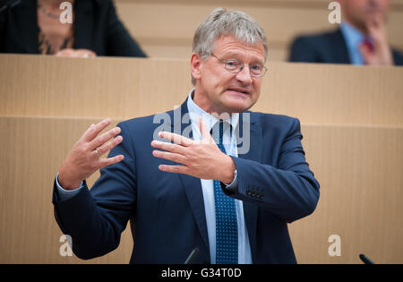 Stuttgart, Deutschland. 8. Juni 2016. Joerg Meuthen, Führer der Alternative für Deutschland (AfD)-Fraktion im Landtag Baden-Württemberg spricht auf dem Landtag von Baden-Württemberg in Stuttgart, Deutschland, 8. Juni 2016. Foto: CHRISTOPH SCHMIDT/Dpa/Alamy Live News Stockfoto