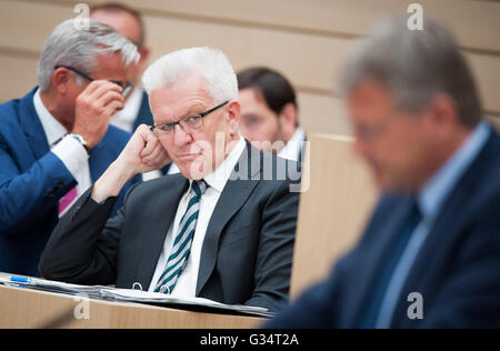 Stuttgart, Deutschland. 8. Juni 2016. Winfried Kretschmann (C-L), Premier von dem deutschen Bundesland Baden-Württemberg, befasst sich mit Joerg Meuthen (R), Anführer der Alternative für Deutschland (AfD)-Fraktion im Landtag Baden-Württemberg während dessen Rede im Landtag von Baden-Württemberg in Stuttgart, Deutschland, 8. Juni 2016. Foto: CHRISTOPH SCHMIDT/Dpa/Alamy Live News Stockfoto