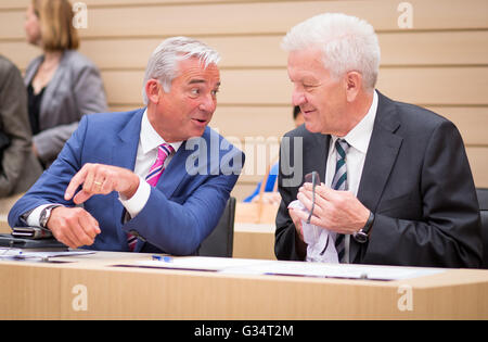 Stuttgart, Deutschland. 8. Juni 2016. Thomas Strobl (L), Innenminister der deutschen Bundesland Baden-Württemberg, im Gespräch mit Winfried Kretschmann (R), Premier das deutsche Bundesland Baden-Württemberg, in den Landtag von Baden-Württemberg in Stuttgart, Deutschland, 8. Juni 2016. Foto: CHRISTOPH SCHMIDT/Dpa/Alamy Live News Stockfoto