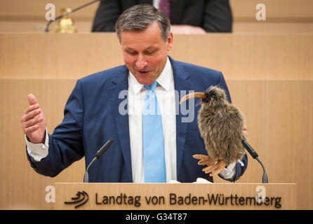 Stuttgart, Deutschland. 8. Juni 2016. Hans-Ulrich Ruelke, Führer der freien demokratischen Partei (FDP) und der Volksdemokratischen Partei (DVP) in den Landtag von Baden-Württemberg hält gefüllte Kiwi Vogel Spielzeug in seiner linken Hand, während er in den Landtag von Baden-Württemberg in Stuttgart, Deutschland, 8. Juni 2016 spricht. Foto: CHRISTOPH SCHMIDT/Dpa/Alamy Live News Stockfoto