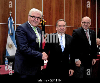 Buenos Aires, Argentinien. 3. Juni 2016. HANDOUT - zeigt ein Handout Bild Bundesaußenminister Frank-Walter Steinmeier (L), als er Lino Baranao (C), argentinische Minister für Wissenschaft und Technologie und Albor Cantard, argentinische Bundes Sekretär für Hochschulpolitik in Buenos Aires, Argentinien, 3. Juni 2016 trifft. Foto: Jose Brusco/Mincyt/Dpa (Achtung Redaktionen: für redaktionelle Verwendung nur IN Verbindung mit aktuellen REPORTING/obligatorischen CREDITS: "Foto: Jose Brusco/Mincyt/Dpa") / Dpa/Alamy Live News Stockfoto