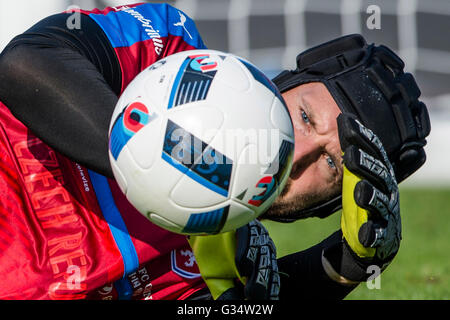 Tours, Frankreich. 8. Juni 2016. Torhüter Petr Cech besucht der Tschechischen Nationalmannschaft Trainingseinheit in Tours, Frankreich, 8. Juni 2016, wo es während der Meisterschaft der Fußball EM 2016 beherbergen wird. © David Tanecek/CTK Foto/Alamy Live-Nachrichten Stockfoto