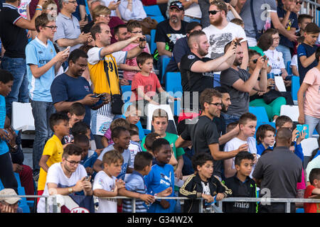 Tours, Frankreich. 8. Juni 2016. Fans sehen die tschechische Nationalmannschaft Trainingseinheit in Tours, Frankreich, 8. Juni 2016, wo es während der Meisterschaft der Fußball EM 2016 beherbergen wird. © David Tanecek/CTK Foto/Alamy Live-Nachrichten Stockfoto