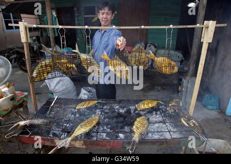 Batam, Indonesien. 8. Juni 2016. Gegrillter Fischhändler servieren Käufer in traditionellen Märkten Kampung Tua Tanjung Uma. Verschiedene Arten von frisch gegrillten Fisch, Tintenfisch und Krabben von den Fischern können roh oder in den Kraftstoff in das Optionen-Menü-Iftar im Ramadan erworben werden. Ramadan Pasar Tanjung Uma ist der Markt am häufigsten besuchten Batam Bewohner während des Fastenmonats. Dieser Markt ist der älteste Ramadan-Basar in der Stadt von Batam. © Teguh Prihatna/Pacific Press/Alamy Live-Nachrichten Stockfoto