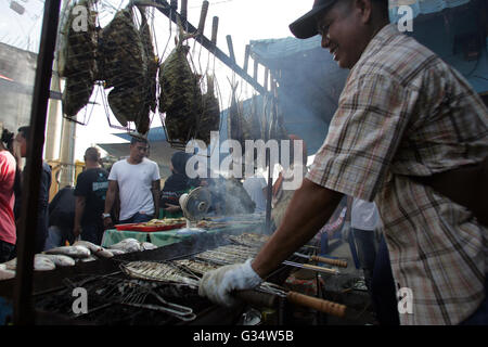 Batam, Indonesien. 8. Juni 2016. Gegrillter Fischhändler servieren Käufer in traditionellen Märkten Kampung Tua Tanjung Uma. Verschiedene Arten von frisch gegrillten Fisch, Tintenfisch und Krabben von den Fischern können roh oder in den Kraftstoff in das Optionen-Menü-Iftar im Ramadan erworben werden. Ramadan Pasar Tanjung Uma ist der Markt am häufigsten besuchten Batam Bewohner während des Fastenmonats. Dieser Markt ist der älteste Ramadan-Basar in der Stadt von Batam. © Teguh Prihatna/Pacific Press/Alamy Live-Nachrichten Stockfoto