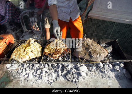 Batam, Indonesien. 8. Juni 2016. Gegrillter Fischhändler servieren Käufer in traditionellen Märkten Kampung Tua Tanjung Uma. Verschiedene Arten von frisch gegrillten Fisch, Tintenfisch und Krabben von den Fischern können roh oder in den Kraftstoff in das Optionen-Menü-Iftar im Ramadan erworben werden. Ramadan Pasar Tanjung Uma ist der Markt am häufigsten besuchten Batam Bewohner während des Fastenmonats. Dieser Markt ist der älteste Ramadan-Basar in der Stadt von Batam. © Teguh Prihatna/Pacific Press/Alamy Live-Nachrichten Stockfoto