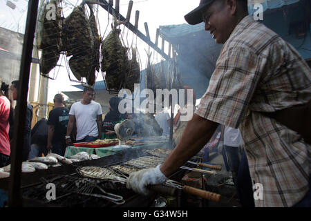 Batam, Indonesien. 8. Juni 2016. Gegrillter Fischhändler servieren Käufer in traditionellen Märkten Kampung Tua Tanjung Uma. Verschiedene Arten von frisch gegrillten Fisch, Tintenfisch und Krabben von den Fischern können roh oder in den Kraftstoff in das Optionen-Menü-Iftar im Ramadan erworben werden. Ramadan Pasar Tanjung Uma ist der Markt am häufigsten besuchten Batam Bewohner während des Fastenmonats. Dieser Markt ist der älteste Ramadan-Basar in der Stadt von Batam. © Teguh Prihatna/Pacific Press/Alamy Live-Nachrichten Stockfoto