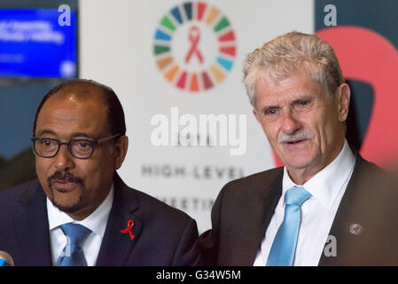 New York, unbekannt. 8. Juni 2016. Michel Sidibé (links) und Mogens Lykketoft (rechts) sprechen mit der Presse. Nach der Eröffnung des Gipfels auf hohem Niveau Generalversammlung der Vereinten Nationen zur Beendigung der HIV/AIDS-Epidemie (8. bis 10. Juni), UNAIDS Executive Director Michel Sidibé und Präsident der General-Versammlung Mogens Lykketoft sprach mit der Presse außerhalb General Assembly Hall im UN-Hauptquartier in New York City. © Albin Lohr-Jones/Pacific Press/Alamy Live-Nachrichten Stockfoto