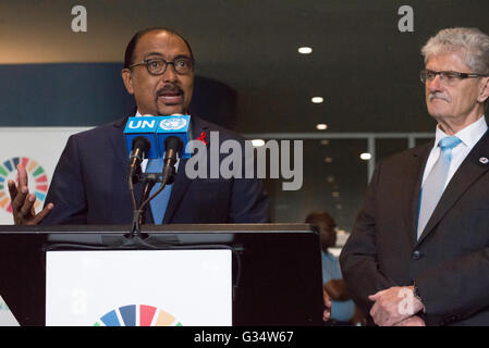 New York, unbekannt. 8. Juni 2016. Michel Sidibé (links) und Mogens Lykketoft (rechts) sprechen mit der Presse. Nach der Eröffnung des Gipfels auf hohem Niveau Generalversammlung der Vereinten Nationen zur Beendigung der HIV/AIDS-Epidemie (8. bis 10. Juni), UNAIDS Executive Director Michel Sidibé und Präsident der General-Versammlung Mogens Lykketoft sprach mit der Presse außerhalb General Assembly Hall im UN-Hauptquartier in New York City. © Albin Lohr-Jones/Pacific Press/Alamy Live-Nachrichten Stockfoto