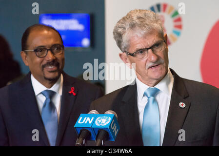 New York, unbekannt. 8. Juni 2016. Michel Sidibé (links) und Mogens Lykketoft (rechts) sprechen mit der Presse. Nach der Eröffnung des Gipfels auf hohem Niveau Generalversammlung der Vereinten Nationen zur Beendigung der HIV/AIDS-Epidemie (8. bis 10. Juni), UNAIDS Executive Director Michel Sidibé und Präsident der General-Versammlung Mogens Lykketoft sprach mit der Presse außerhalb General Assembly Hall im UN-Hauptquartier in New York City. © Albin Lohr-Jones/Pacific Press/Alamy Live-Nachrichten Stockfoto