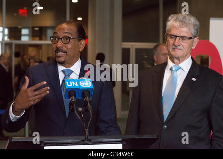 New York, unbekannt. 8. Juni 2016. Michel Sidibé (links) und Mogens Lykketoft (rechts) sprechen mit der Presse. Nach der Eröffnung des Gipfels auf hohem Niveau Generalversammlung der Vereinten Nationen zur Beendigung der HIV/AIDS-Epidemie (8. bis 10. Juni), UNAIDS Executive Director Michel Sidibé und Präsident der General-Versammlung Mogens Lykketoft sprach mit der Presse außerhalb General Assembly Hall im UN-Hauptquartier in New York City. © Albin Lohr-Jones/Pacific Press/Alamy Live-Nachrichten Stockfoto