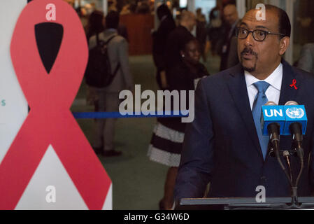 New York, unbekannt. 8. Juni 2016. Michel Sidibé spricht vor der Presse. Nach der Eröffnung des Gipfels auf hohem Niveau Generalversammlung der Vereinten Nationen zur Beendigung der HIV/AIDS-Epidemie (8. bis 10. Juni), UNAIDS Executive Director Michel Sidibé und Präsident der General-Versammlung Mogens Lykketoft sprach mit der Presse außerhalb General Assembly Hall im UN-Hauptquartier in New York City. © Albin Lohr-Jones/Pacific Press/Alamy Live-Nachrichten Stockfoto