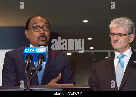 New York, unbekannt. 8. Juni 2016. Michel Sidibé (links) und Mogens Lykketoft (rechts) sprechen mit der Presse. Nach der Eröffnung des Gipfels auf hohem Niveau Generalversammlung der Vereinten Nationen zur Beendigung der HIV/AIDS-Epidemie (8. bis 10. Juni), UNAIDS Executive Director Michel Sidibé und Präsident der General-Versammlung Mogens Lykketoft sprach mit der Presse außerhalb General Assembly Hall im UN-Hauptquartier in New York City. © Albin Lohr-Jones/Pacific Press/Alamy Live-Nachrichten Stockfoto