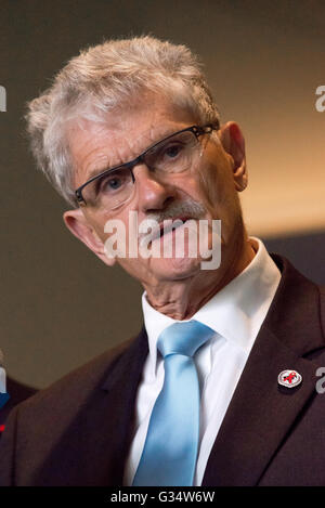 New York, unbekannt. 8. Juni 2016. Mogens Lykketoft spricht vor der Presse. Nach der Eröffnung des Gipfels auf hohem Niveau Generalversammlung der Vereinten Nationen zur Beendigung der HIV/AIDS-Epidemie (8. bis 10. Juni), UNAIDS Executive Director Michel Sidibé und Präsident der General-Versammlung Mogens Lykketoft sprach mit der Presse außerhalb General Assembly Hall im UN-Hauptquartier in New York City. © Albin Lohr-Jones/Pacific Press/Alamy Live-Nachrichten Stockfoto