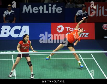 Jakarta, Indonesien am 5. Juni 2016. Misaki Matsutomo/Ayaka Takahashi von Japan gewinnen Indonesia Open Badminton mit Ergebnis 21-15, 8-21 und 21-15. 5. Juni 2016. Ayaka Takahashi & Misaki Matsutomo (JPN) Badminton: Misaki Matsutomo/Ayaka Takahashi von Japan trifft eine Rückkehr gegen Tang Yuanting/Yun Yang Chinas im Damen Doppel in die Indonesia Open 2016 in Jakarta, Indonesien am 5. Juni 2016. Misaki Matsutomo/Ayaka Takahashi von Japan gewinnen Indonesia Open Badminton mit Ergebnis 21-15, 8-21 und 21-15. © P Hardi Subiantoro/Sijori Bilder/AFLO/Alamy Live News Stockfoto