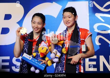 Jakarta, Indonesien am 5. Juni 2016. Misaki Matsutomo/Ayaka Takahashi von Japan gewinnen Indonesia Open Badminton mit Ergebnis 21-15, 8-21 und 21-15. 5. Juni 2016. Ayaka Takahashi & Misaki Matsutomo (JPN) Badminton: Misaki Matsutomo/Ayaka Takahashi von Japan nach gegen Tang Yuanting/Yun Yang China während Frauen glücklich und auf der 5. Juni 2016 verdoppeln die Indonesia Open 2016 in Jakarta, Indonesien. Misaki Matsutomo/Ayaka Takahashi von Japan gewinnen Indonesia Open Badminton mit Ergebnis 21-15, 8-21 und 21-15. © P Hardi Subiantoro/Sijori Bilder/AFLO/Alamy Live News Stockfoto