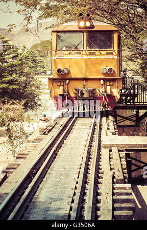 ein Personenzug über die berühmte Brücke am River Kwai in Thailand Stockfoto