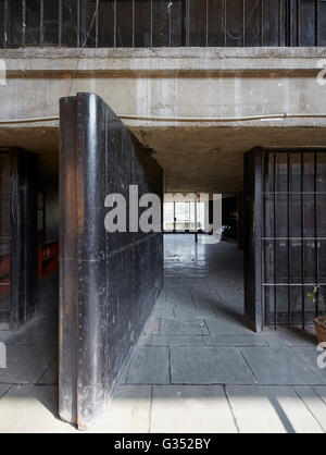 Haupteingang mit riesigen Tür. Sanskar Kendra, Ahmedabad, Indien. Architekt: Le Corbusier, 1951. Stockfoto