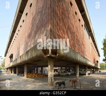 Die Seitenansicht zeigt Umfang des Verfalls. Sanskar Kendra, Ahmedabad, Indien. Architekt: Le Corbusier, 1951. Stockfoto