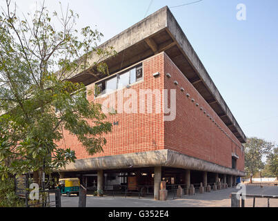 Seitenansicht. Sanskar Kendra, Ahmedabad, Indien. Architekt: Le Corbusier, 1951. Stockfoto