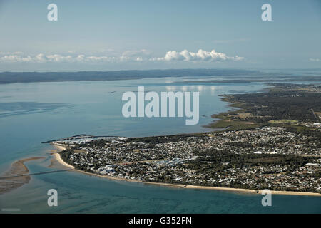 Luftaufnahme, Stadt von Hervey Bay, Urangan Pier, Fraser Island hinter, Hervey Bay, Queensland, Australien Stockfoto