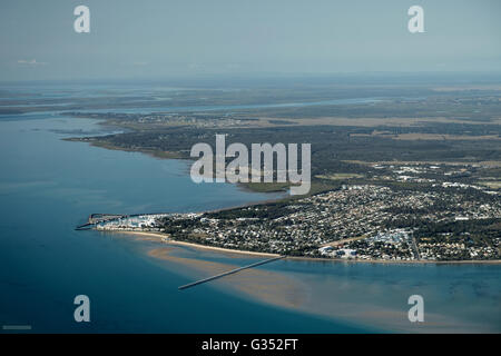 Luftbild, Stadt von Hervey Bay, Urangan Pier und Hafen, Fraser Island hinter, Hervey Bay, Queensland, Australien Stockfoto