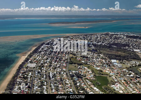 Luftbild, Stadt von Hervey Bay, Urangan Pier und Hafen, Woody Island und Fraser Island hinter Hervey Bay, Queensland Stockfoto