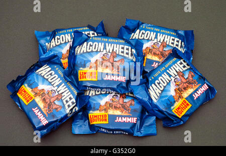 Tambow, Russische Föderation - 31. Mai 2016 sechs Packungen Jammie Wagon Wheels Limited Edition. Studio gedreht. Stockfoto
