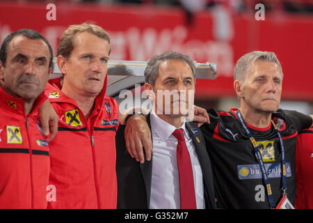 Österreichische Cheftrainer Marcel Koller, 2. von rechts, während die Nationalhymne vor dem WC Qualifier Fußballspiel auf September Stockfoto