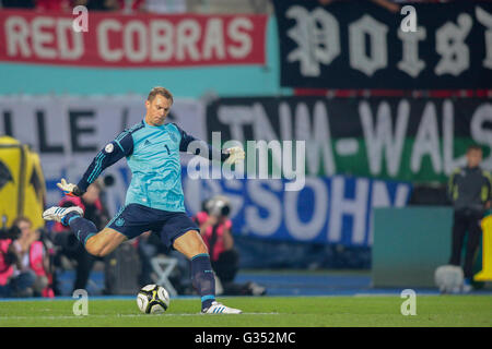 Manuel Neuer, #1 Deutschland kickt den Ball in das WC Qualifier Fußballspiel am 11. September 2012 in Wien, Österreich, Europa Stockfoto