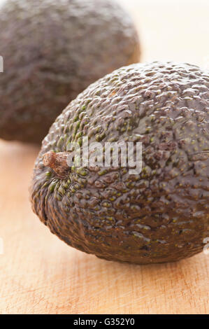 Zwei reife Avocados Stockfoto