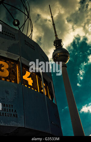 Fernsehturm, Fernsehturm und Weltzeituhr auf dem Alexanderplatz-Platz in Berlin Stockfoto