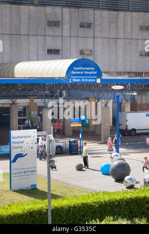 Außenseite der Haupteingang zum Southampton General Hospital, Southampton, Hampshire, England, Vereinigtes Königreich, Europa Stockfoto