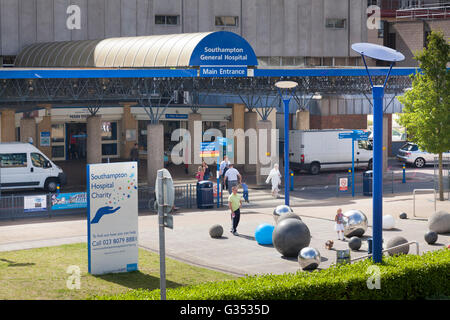 Außenseite der Haupteingang zum Southampton General Hospital, Southampton, Hampshire, England, Vereinigtes Königreich, Europa Stockfoto