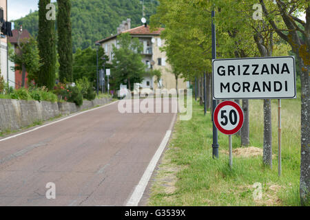 Das Dorf von Grizzana Morandi, in der nördlichen italienischen Landschaft. Stockfoto