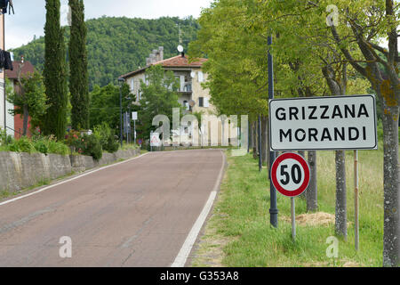 Das Dorf von Grizzana Morandi, in der nördlichen italienischen Landschaft. Stockfoto