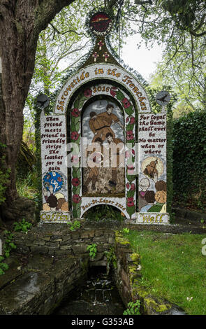 Verband der Sarg gut zum Gedenken an den ersten Weltkrieg, Tissington Dorf, Derbyshire UK Stockfoto