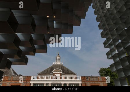 London, UK. 7. Juni 2016. Die 16. Serpentine Pavillon von Bjarke Ingels Group (BIG). Die Serpentine zeigt die fertige Strukturen für seine erweiterte Architektur-Programm für das Jahr 2016: der 16. jährlichen Pavillon von Bjarke Ingels Group (BIG) und vier neu gestalteten beauftragt Sommerhäuser Kunle Adeyemi (NLE), Barkow Leibinger, Yona Friedman und Asif Khan. Die Pavillons und Sommer Häuser sind frei, vom 10. Juni bis 9. Oktober 2016 zu sehen. Stockfoto