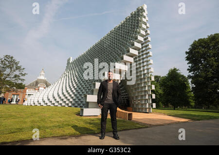 London, UK. 7. Juni 2016. Der dänische Designer Bjarke Ingels mit der 16. Serpentine Pavillon von Bjarke Ingels Group (BIG). Die Serpentine zeigt die fertige Strukturen für seine erweiterte Architektur-Programm für das Jahr 2016: der 16. jährlichen Pavillon von Bjarke Ingels Group (BIG) und vier neu gestalteten beauftragt Sommerhäuser Kunle Adeyemi (NLE), Barkow Leibinger, Yona Friedman und Asif Khan. Die Pavillons und Sommer Häuser sind frei, vom 10. Juni bis 9. Oktober 2016 zu sehen. Stockfoto