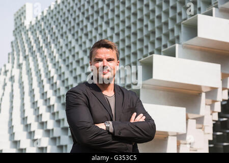 London, UK. 7. Juni 2016. Der dänische Designer Bjarke Ingels mit der 16. Serpentine Pavillon von Bjarke Ingels Group (BIG). Die Serpentine zeigt die fertige Strukturen für seine erweiterte Architektur-Programm für das Jahr 2016: der 16. jährlichen Pavillon von Bjarke Ingels Group (BIG) und vier neu gestalteten beauftragt Sommerhäuser Kunle Adeyemi (NLE), Barkow Leibinger, Yona Friedman und Asif Khan. Die Pavillons und Sommer Häuser sind frei, vom 10. Juni bis 9. Oktober 2016 zu sehen. Stockfoto