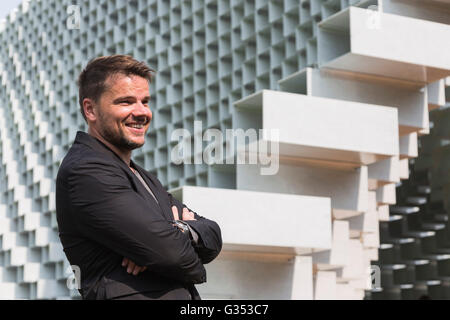 London, UK. 7. Juni 2016. Der dänische Designer Bjarke Ingels mit der 16. Serpentine Pavillon von Bjarke Ingels Group (BIG). Die Serpentine zeigt die fertige Strukturen für seine erweiterte Architektur-Programm für das Jahr 2016: der 16. jährlichen Pavillon von Bjarke Ingels Group (BIG) und vier neu gestalteten beauftragt Sommerhäuser Kunle Adeyemi (NLE), Barkow Leibinger, Yona Friedman und Asif Khan. Die Pavillons und Sommer Häuser sind frei, vom 10. Juni bis 9. Oktober 2016 zu sehen. Stockfoto